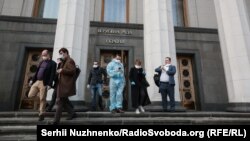 У Верховну Раду в масках. Як захищали себе депутати від коронавірусу – фото