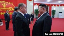 Бившият руски президент Дмитрий Медведев (вляво) и лидерът на Северна Корея Ким Чен-ун, петък, 10 октомври 2025 г.