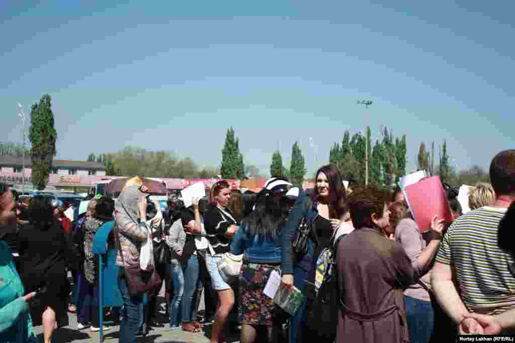 Владельцы и арендаторы сгоревших бутиков пишут письма в адрес администрации торгового центра с требованием возместить им убытки.