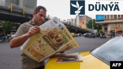 Bir eýranly adam 12-nji aprelde Tähranyň köçesinde gazet okaýar, baş sahypadaky maglumat Omanda Eýran-ABŞ ýadro gepleşiklerine bagyşlanýar.