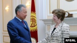 "Транспэренси интернэшнл" ташкилоти раҳбари Угет Лабелл президент Бакиев билан учрашуви чоғида Қирғизистонда коррупцияга қарши кураш ҳаракати самарали натижа беришига умид билдирди. 