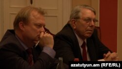 Содокладчики Мониторинговой комиссии ПАСЕ по вопросу выполнения обязательств Армении Алан Мил (Великобритания) и Джузеппе Галати (Италия), Ереван, 11 мая 2016 г․