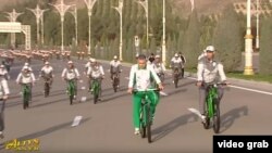 Праздничный заезд по случаю Дня здоровья во главе с Гурбангулы и Сердаром Бердымухамедовыми. Ашхабад, апрель, 2021 год.  