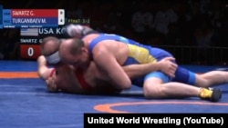 Мелис Турганбаев эркин күрөш боюнча ардагерлер арасында дүйнө чемпионатынын финалдык беттешинде. 11-октябрь, 2019-ж. Тбилиси, Грузия.
