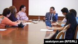 Начальник Управления внутреннего финансового контроля и методологии государственных закупок Министерства финансов Армении Сергей Шахназарян беседует с журналистами, Ереван, 9 июня 2017 г.