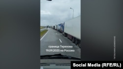 Казак-орус чек арасындагы оор жүк ташуучу унаалардын узун кезеги. 19-сентябрь, 2025-жыл.