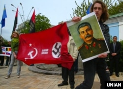 Акція біля посольства Росії в Україні під назвою «Ніхто не забутий, ніщо не забуте!» – з метою нагадати про російсько-радянський колабораціонізм із нацистською Німеччиною в переддень початку Другої світової війни. Київ, 22 червня 2011 року