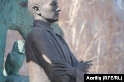 Чаллыда бармаксыз һәм китапсыз Тукай һәйкәле