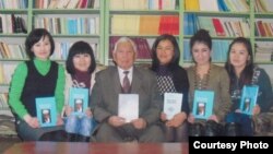 Раимжан Эгембердиев окуучулары менен.