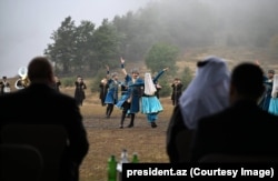 Прэзыдэнт Ільхам Аліеў (зьлева на пярэднім пляне) глядзіць прадстаўленьне ў Шушы ў верасьні 2025 году