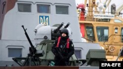 Азовське море. Озброєний український військовий на броньованому патрульному катері в порту Маріуполя, 29 січня 2019 року