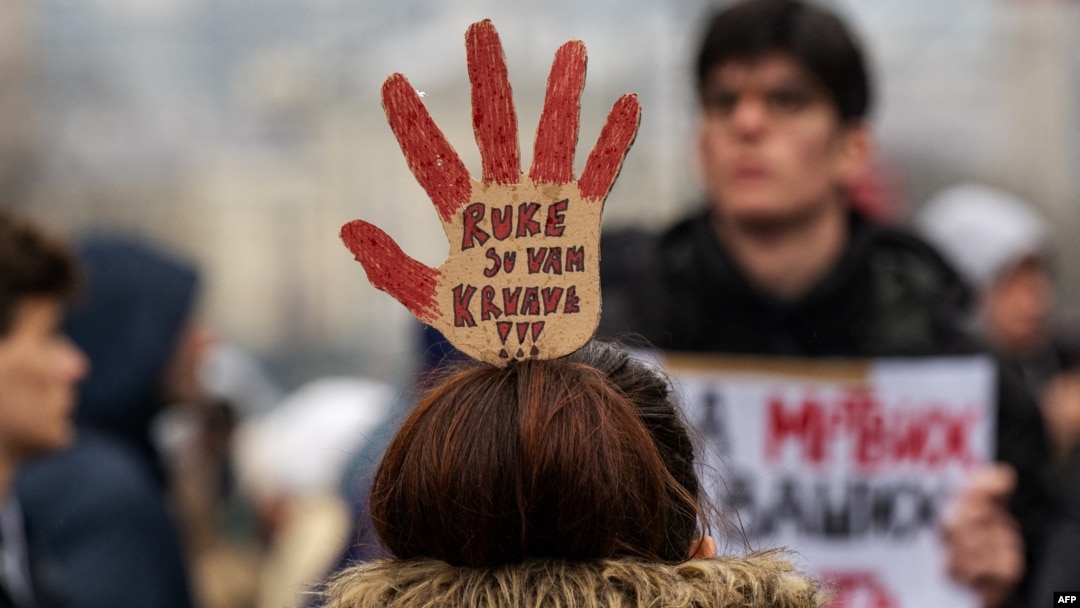 Crvena šaka postala je simbol protesta nakon obrušavanja Železničke stanice u Novom Sadu. "Ruke su vam krvave", postao je jedan od glavnih slogana, što je poruka demonstranata vlastima u Srbiji.