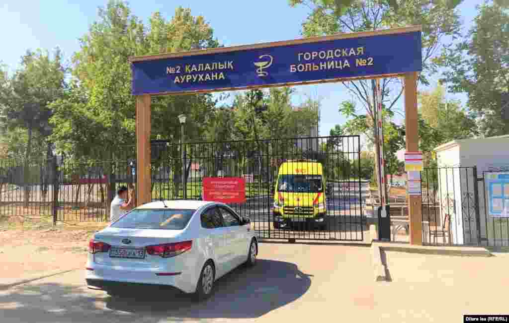 Науқасты қабылдау бөліміне жеткізген соң жедел жәрдем көліктері қайтадан сыртқа шығып жатыр.