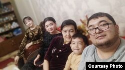 Акмал Абдуллаев с семьей