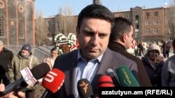 Ազգային ժողովի նախագահ Ալեն Սիմոնյանը Գյումրիում զրուցում է լրագրողների հետ, 7-ը դեկտեմբերի, 2024թ.