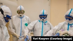 Tibb işçiləri regional xəstəxanada, Tver,  Rusiya, dekabr 2020