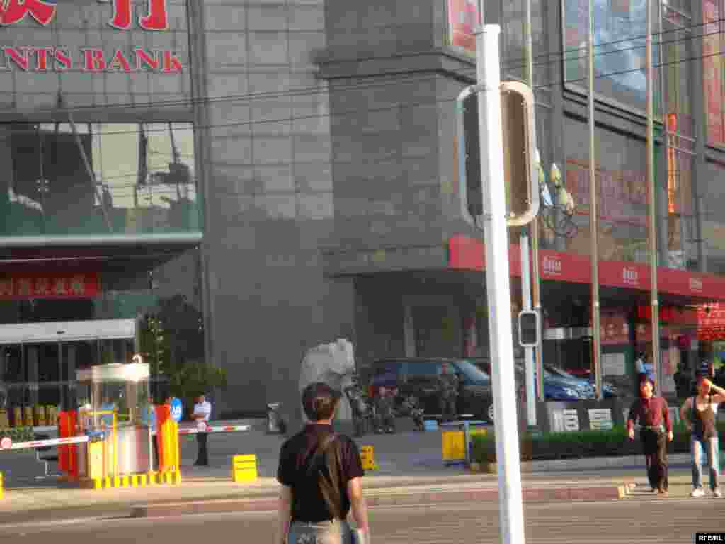 Үрімжідегі ірі  «Қытай коммерциялық банкі» де әскерилердің бақылауынан тыс қалған жоқ. 