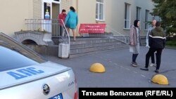 Люди идут голосовать