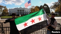 پرچم سوریه در برابر کاخ سفید، همزمان با دیدار احمد الشرع از واشینگتن