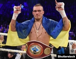 Олександр Усик з українським прапором, квітень 2015 року