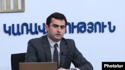 Министр высокотехнологичной промышленности Акоп Аршакян на пресс-конференции, Ереван, 8 апреля 2020 г.