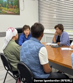 Акыйкатчы Жамиля Жаманкулова жабырлануучуларды кабыл алган учур