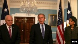 بوش: بخشی از سیاست راهبردی در قبال عراق در حال بازنگری است، با این رویکرد که چگونه به نیروهای عراقی کمک شود تا امنیت خود را تامین کنند.