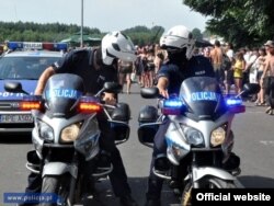 Поліцейські забезпечують порядок під час музичного фестивалю