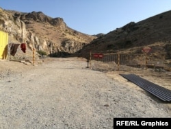 جاده مسدود شده‌ای که به ویلای میرضیایف منتهی می‌شود