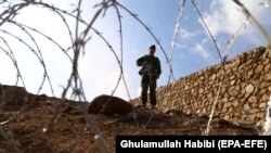 Афганський військовий стоїть на варті в провінції Нангархар, січень 2018 року