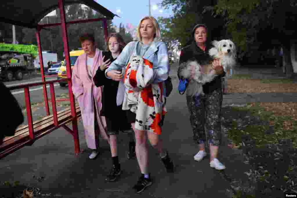 Люди прямують в укриття під час обстрілу