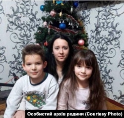 Максим і Настя з мамою Зоряною