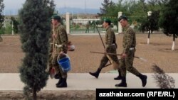 Hojalyk işlerine çekilen türkmen esgerleri (arhiw suraty)