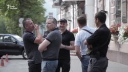 До посольства Італії в Києві прийшли друзі та побратими затриманого бійця (відео)