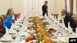 Президент Армении Серж Саргсян и госсекретарь США Хиллари Клинтон за столом перед началом официального ужина, Ереван, 4 июня 2012 г․  