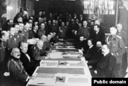 Падпісаньне Берасьцейскай мірнай дамовы паміж дэлегацыямі Нямеччыны з Аўстра-Вугоршчынай і Расеі, 1918