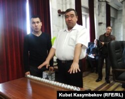 БШК мүчөсү Жеңиш Акматов талапкерлер ортосунда чүчү кулак кармоону баштоо алдында, 10-октябрь.