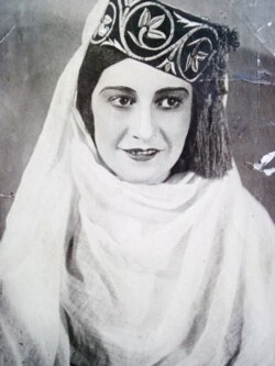 Fatma Ametova «Arzı qız» spektaklinde. Leylâ Alâdinovanıñ arhivinden