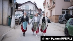 В Рибново жените носят традиционни шалвари и престилки.