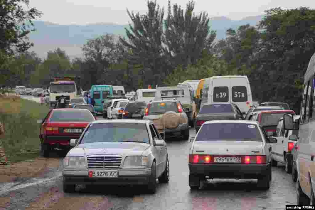 Мимо Таш-Кумыра идет автодорога Бишкек-Ош. Все мимо идет этого города...