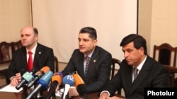 Армения - Премьер-министр Армении Тигран Саргсян представляет новоназначенного министра Армена Ерицяна (справа) сотрудникам Министерства по чрезвычайным ситуациям, Ереван, 16 марта 2010 г.  