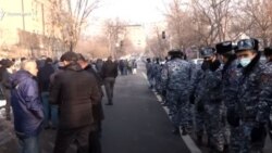 Բախումներ, քաշքշոց պատգամավորների և ցուցարարների միջև Ազգային ժողովի մուտքի մոտ