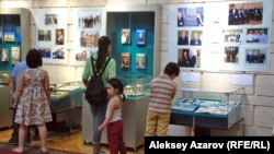 Из примерно полусотни посетителей на церемонии открытия выставки треть — учащиеся школ. Для них была проведена интерактивная игра на тему «Президент Казахстана». Алматы, 3 июля 2015 года.  