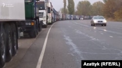 Қырғызстанның Қазақстанмен шекарасында кезекте тұрған жүк көліктері. 19 қазан 2017 жыл.