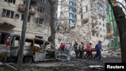 Наслідки російського удару по Києву 17 червня, після якого, зазначає МЗС, на місці удару виявили «29 предметів, схожих на касетні боєприпаси»