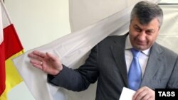 О прежнем главе партии – Эдуарде Кокойты – сегодня тоже вспоминали, но без излишней ностальгии: делегаты почти единодушно проголосовали за его отстранение от должности