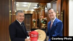 Ўзбекистон президенти Шавкат Мирзиёев (чапда) ва АҚШнинг Жанубий ва Марказий Осиё бўйича махсус вакили Сержио Гор. Ўзбекистон президенти матбуот хизмати.
