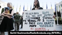 Під час пікету Адміністрації президента України вдовами загиблих бійців у війні з Росією. Їх обурила ідея референдуму щодо миру з Росією, яку озвучив голова АП Андрій Богдан. Київ 23 травня 2019 року