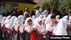 نگین، دختر کوچک شبنم سهرابی در صف مدرسه