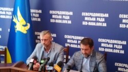 Александр Стрюк (слева) во время представления северодончанам